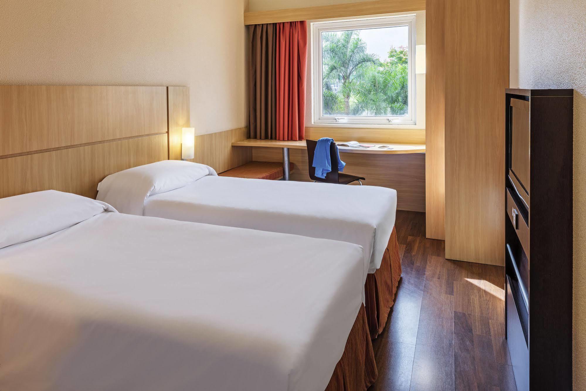 Ibis Nantes Centre Tour Bretagne Hotel Екстериор снимка